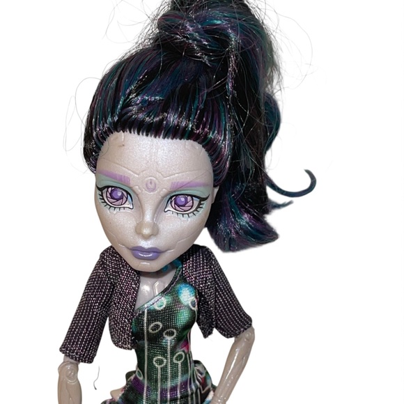 Monster High Boo York City Ghouls Elle Eedee Robot Doll Necklace Boots Jacket - Picture 3 of 11